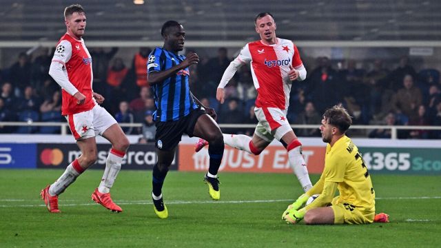 due rigori potevano cambiare tutto, stracciata maglia De Ketelaere