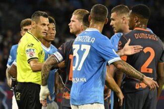 arbitro in confusione, quanti dubbi su rigori e ammonizioni poi la rissa in campo