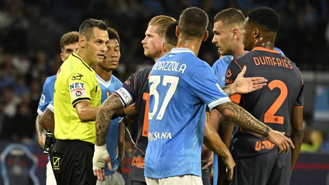 arbitro in confusione, quanti dubbi su rigori e ammonizioni poi la rissa in campo
