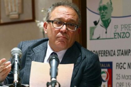 la condanna per stalking, cosa fa oggi e gli ultimi tweet