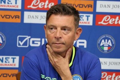 Open Var, Rocchi fa chiarezza sulla gomitata di Hojlund a Ferguson. Poi l’ammissione sul rigore concesso al Milan