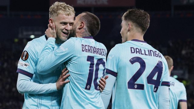 dominio rossoblu con Odgaard, Dallinga, Bernardeschi e Orsolini. Italiano show