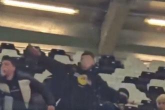 Tifoso Juve mima aereo di Superga nel derby di Torino: rischia Daspo