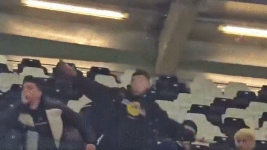 Tifoso Juve mima aereo di Superga nel derby di Torino: rischia Daspo