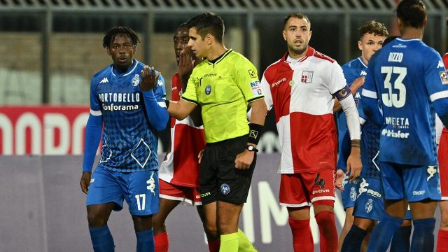 Rimini-Ascoli sospesa per cori razzisti, dirigente Picerno tuona: siete senza spina dorsale