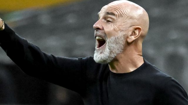 Fiorentina, Pioli esonerato: spunta like giocatore viola mentre i tifosi bocciano D'Aversa: il retroscena