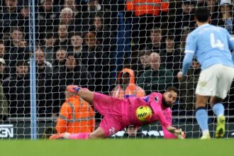 Manchester City, Donnarumma para un rigore, poi Foden evita un'altra figuraccia a Guardiola: Leeds battuto 3-2