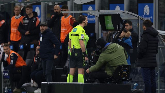 il Var ha preso il posto del direttore di gara e interviene quando gli pare