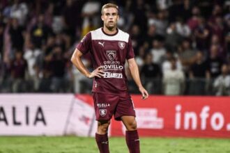 il giocatore colpito alla testa, portato via in ambulanza. Le condizioni