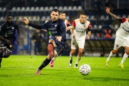 arbitro e Var a senso unico fino al 102', due rigori ai granata, negato gol e due penalty ai pugliesi