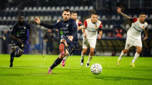 arbitro e Var a senso unico fino al 102', due rigori ai granata, negato gol e due penalty ai pugliesi