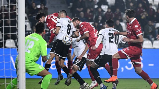 paura per tifoso caduto dagli spalti, Kouda rovina esordio Donadoni