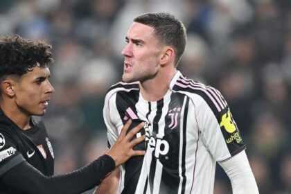 Vlahovic trascina e incassa l’assist di Chiellini sul rinnovo, per David altre critiche dopo l’errore  