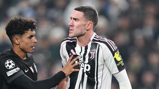 Vlahovic trascina e incassa l’assist di Chiellini sul rinnovo, per David altre critiche dopo l’errore