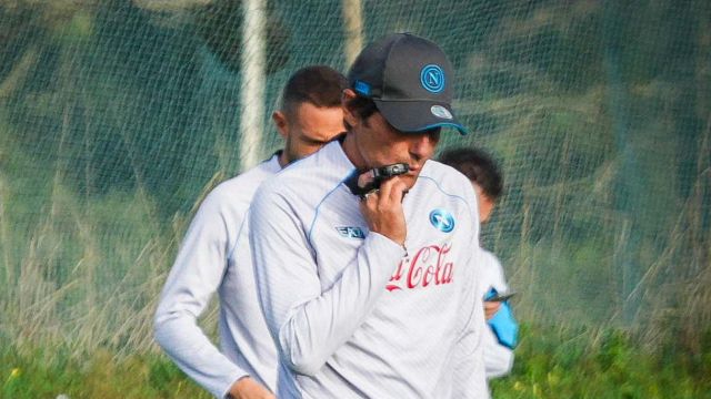 Napoli, Conte sceglie la strada del silenzio: venerdì il giorno della verità. Caressa lo punge: “Ecco perché è andato via”