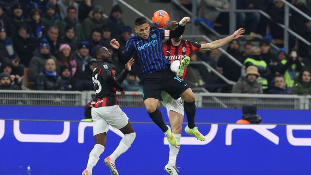 Sozza lo grazia e scatena la bufera social