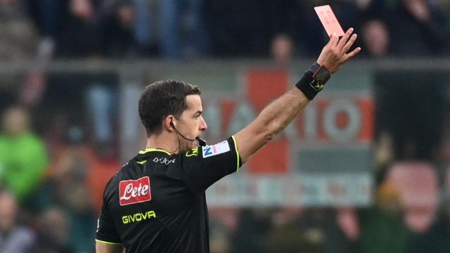 arbitro espelle un altro arbitro, quello del dramma Milan a Istanbul