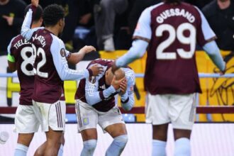 Malen ferito alla testa da un bicchiere, scontri con la polizia e match sospeso