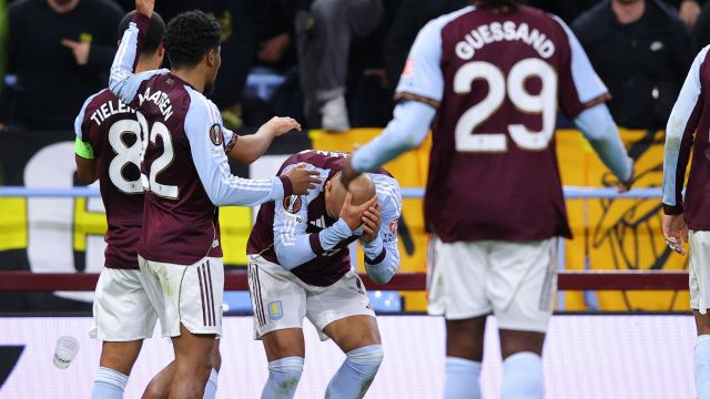 Malen ferito alla testa da un bicchiere, scontri con la polizia e match sospeso