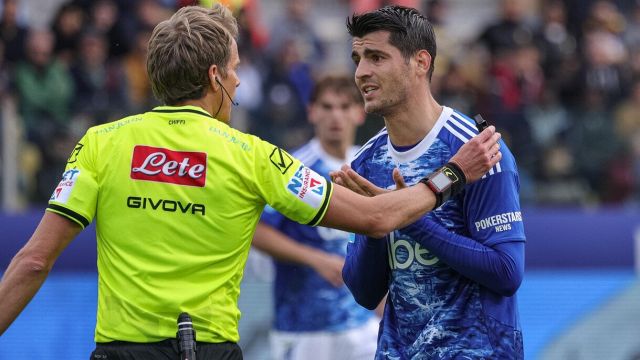 Morata dà i numeri e lascia il campo, il Var fa infuriare i sardi