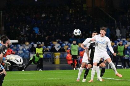 Hojlund sbaglia il rigore, McTominay fa esplodere il Maradona