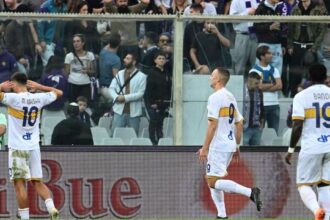 Berisha fa esonerare Pioli, caos e contestazione al Franchi, l'arbitro si rimangia un rigore