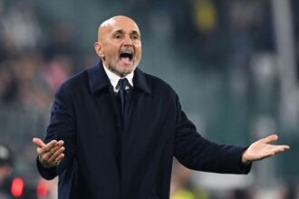 Juventus, Spalletti rivela la reazione di Vlahovic ai cori razzisti ma intanto per il web ha già fallito anche lui