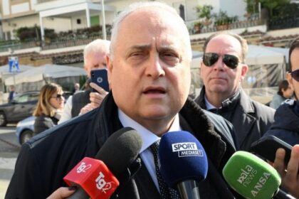 Lazio, Lotito fa benedire da un prete Formello ma non basta: che guaio per Sarri