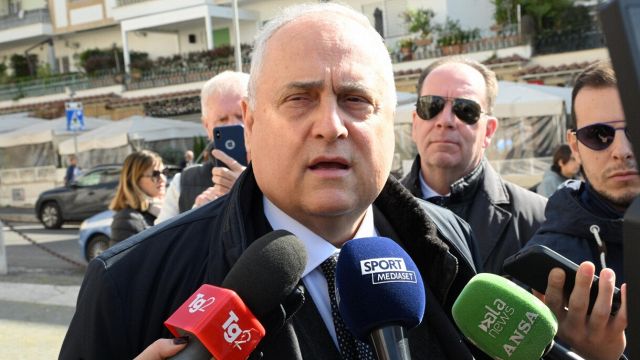 Lazio, Lotito fa benedire da un prete Formello ma non basta: che guaio per Sarri