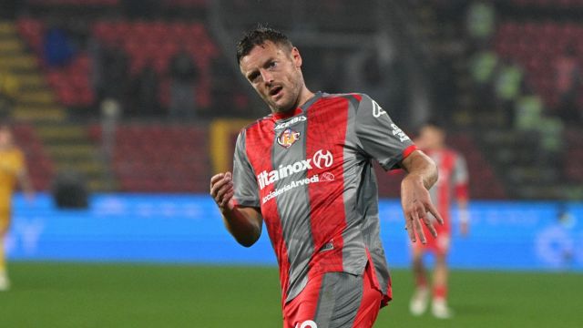 bottino monstre nella sua villa sul Lago. I precedenti di Alisha Lehmann e Bastoni