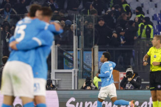 Neres spegne la Roma all'Olimpico, il Napoli vola in testa - Calcio