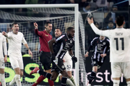 >>>ANSA/ Calcio: Lazio beffata, l'Udinese pareggia all'ultimo respiro con Davis - Calcio