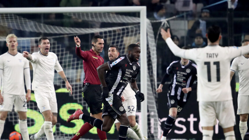 >>>ANSA/ Calcio: Lazio beffata, l'Udinese pareggia all'ultimo respiro con Davis - Calcio