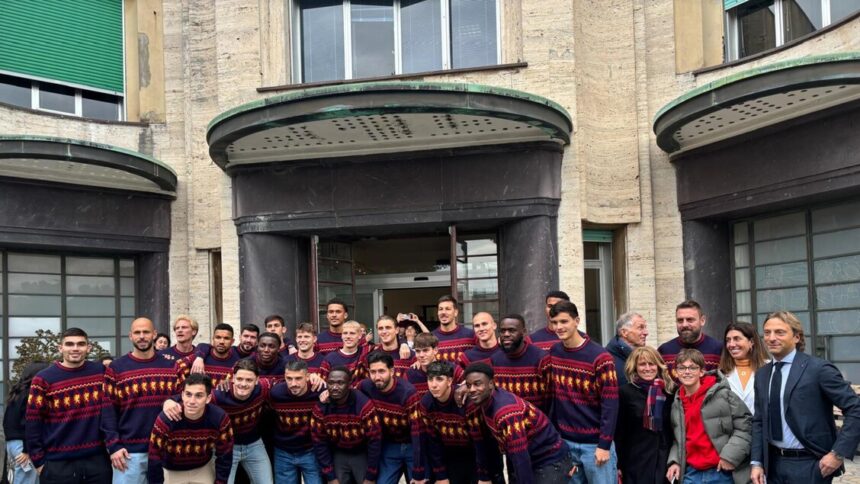 Calcio: visita al Gaslini per i giocatori del Genoa - Calcio