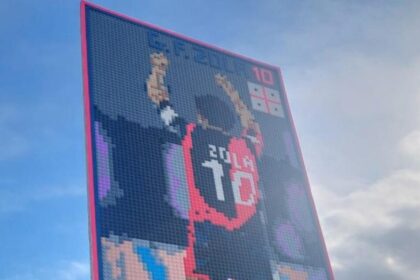 Gianfranco Zola ritratto in un mosaico di mattoncini Lego - Calcio