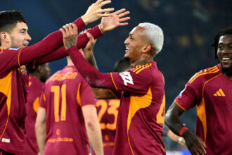 Un lampo di Wesley stende il Como, la Roma a -3 dall'Inter  - Calcio