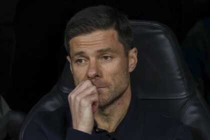 il futuro di Xabi Alonso si decide in tre partite. E i tifosi scaricano Vinicius