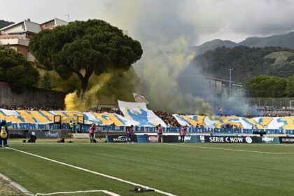 La Carrarese festeggia la nuova Curva Nord con l'eurogol di Schiavi