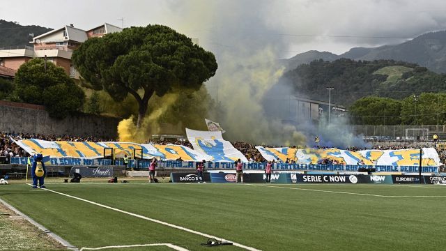 La Carrarese festeggia la nuova Curva Nord con l'eurogol di Schiavi