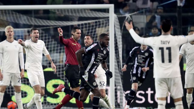 Davis segna dopo un tocco di braccio, biancocelesti furiosi con Colombo, la sentenza di Marelli