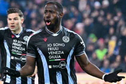 gol annullato a Davis, poi Maresca dà rigore ai rossoblù. Furia dei friulani, Marelli fa chiarezza