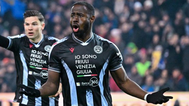 gol annullato a Davis, poi Maresca dà rigore ai rossoblù. Furia dei friulani, Marelli fa chiarezza