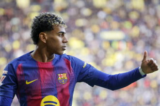 Yamal in relax a Dubai, gioca in spiaggia con dei ragazzini - Calcio