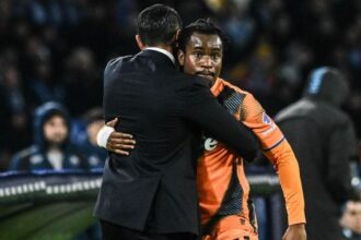 sorride anche quando viene sostituito