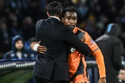 sorride anche quando viene sostituito