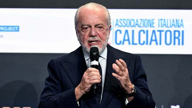 atterraggio d’emergenza per il Galà del calcio. E all’arrivo De Laurentiis se la prende con tutti