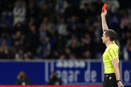 espulso prima della gara perché aveva gli slip blu