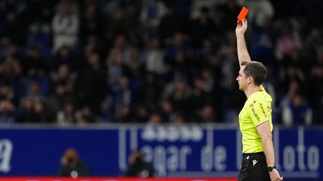 espulso prima della gara perché aveva gli slip blu