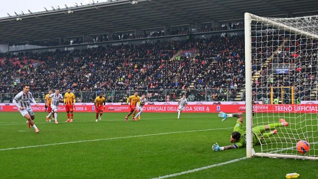 il Var aiuta Nicola, l’arbitro no e annulla un un gol e mezzo, fantasma Camarda