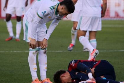 arbitro in tilt tra rigori revocati o ignorati, Var decisivo sul rosso a Celik, che caos